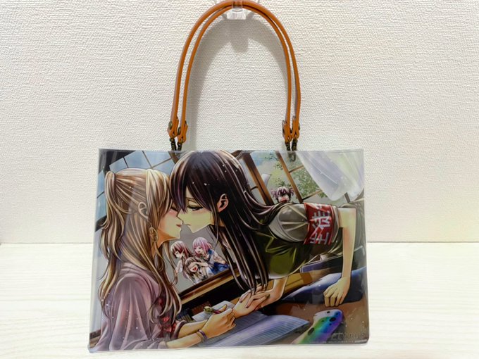 夏に向けてクリアバッグ作ってみました!(*´-`)クリアカードケースをドライヤーで熱してバッグの形に変形して、取っ手をつ 夏に向けてクリアバッグ作ってみました!(*´-`)クリアカードケースをドライヤーで熱してバッグの形に変形して、取っ手をつ