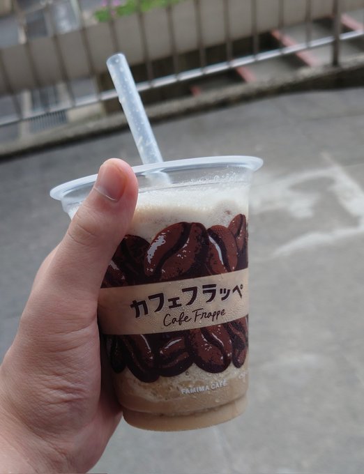暑い時期にはぴったりのフラっぺ🥤🧊🍼はじめて1人で買いに行ったよ!がんばったよ!!!いもいもしてたよ/// 暑い時期にはぴったりのフラっぺ🥤🧊🍼はじめて1人で買いに行ったよ!がんばったよ!!!いもいもしてたよ///