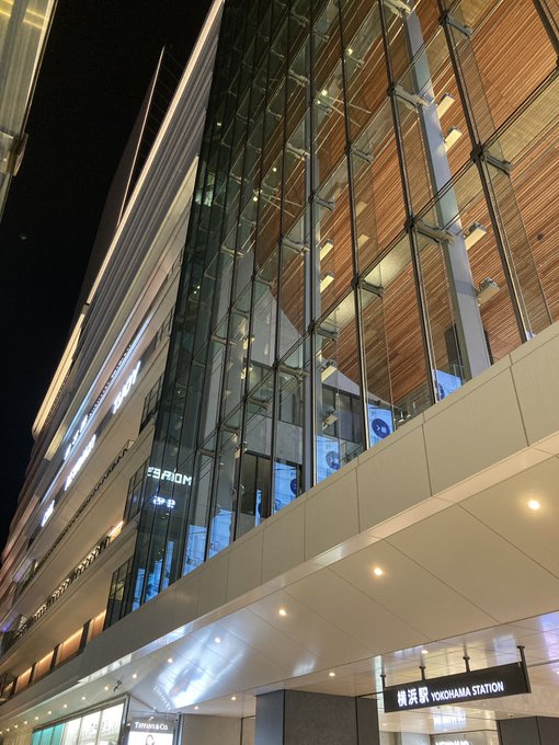 久しぶりに横浜駅に降り立ったが、いつからこんなオシャレな建物が…。サクラダファミリアやら、BLAME!の都市構造やら言わ 久しぶりに横浜駅に降り立ったが、いつからこんなオシャレな建物が…。サクラダファミリアやら、BLAME!の都市構造やら言わ