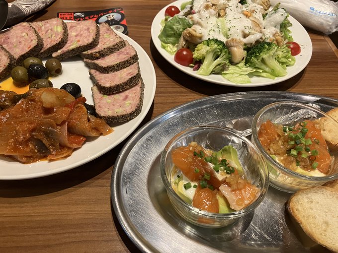 #怪獣酒場 とても楽しくて幸せな時間でした!!料理も美味しかったです!メフィラス星人は紳士的でかっこよくてザラブ星人は走 #怪獣酒場 とても楽しくて幸せな時間でした!!料理も美味しかったです!メフィラス星人は紳士的でかっこよくてザラブ星人は走