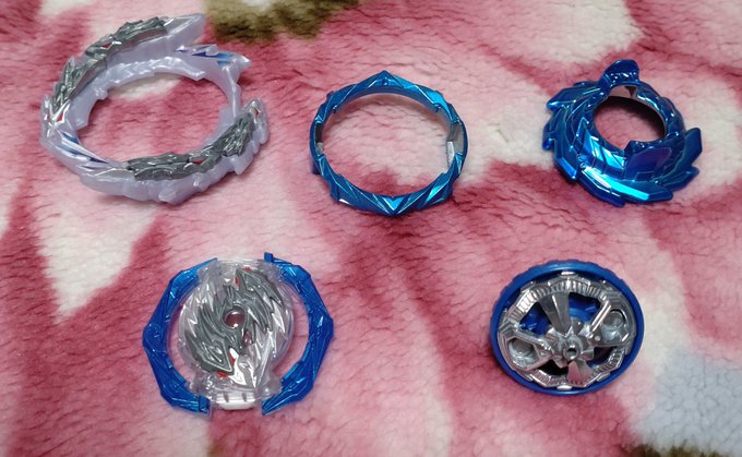 ガトリングドラゴン買ってきたので早速チャージメタルダッシュをギルティロンギヌスに移植色味カッコ良過ぎんか?#ベイブレード ガトリングドラゴン買ってきたので早速チャージメタルダッシュをギルティロンギヌスに移植色味カッコ良過ぎんか?#ベイブレード
