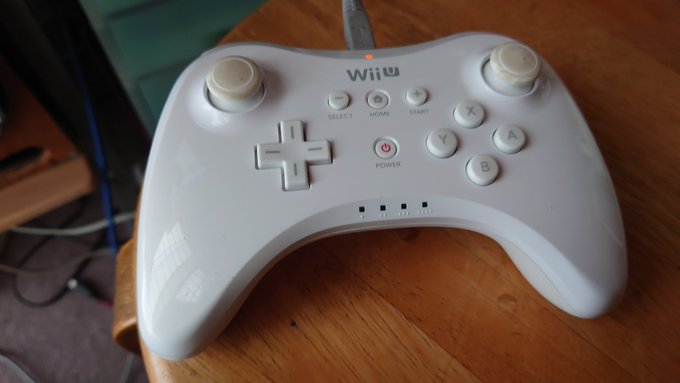 バッテリー死んだWiiuプロコンに壊れたウォークマンのバッテリー配線し復活したが、通電確認しただけに過ぎず、充電テストす バッテリー死んだWiiuプロコンに壊れたウォークマンのバッテリー配線し復活したが、通電確認しただけに過ぎず、充電テストす