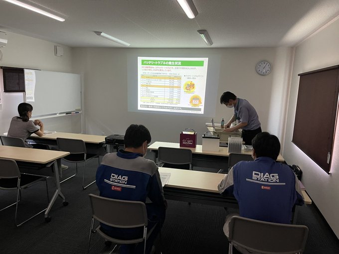 本日はGSユアサバッテリーさまの協力でバッテリー基礎講習会をおこないました。知識を高めて地域に貢献したいと思います。#東 本日はGSユアサバッテリーさまの協力でバッテリー基礎講習会をおこないました。知識を高めて地域に貢献したいと思います。#東