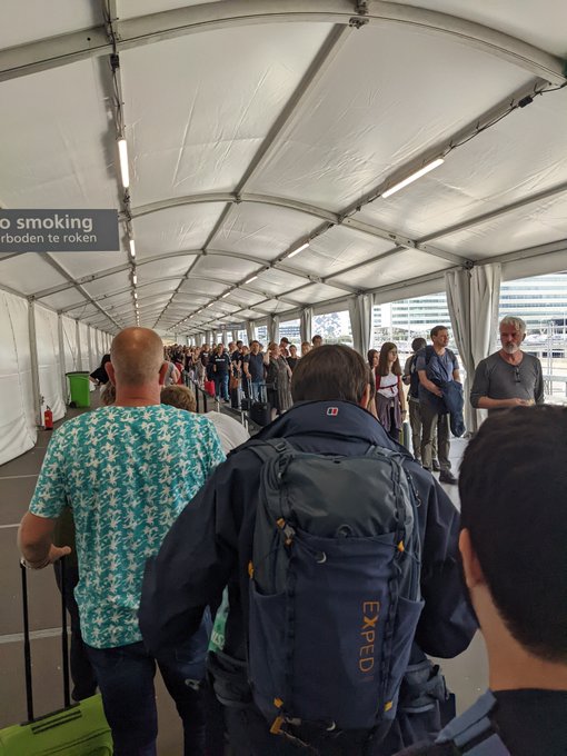 スキポール空港の現状(超混雑)についての反応が「コミケ?」ってのがありましたので報告いたします。コミケの方がマシです。( スキポール空港の現状(超混雑)についての反応が「コミケ?」ってのがありましたので報告いたします。コミケの方がマシです。(