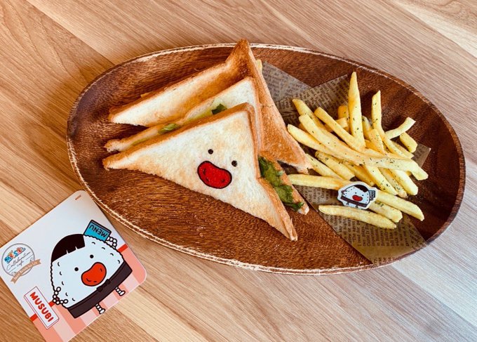 \あはれ! #名作くん コラボカフェ/💗🧢メニューのご紹介🧢💗《むすびのホットサンドプレート》パンが好きなむすびがホット \あはれ! #名作くん コラボカフェ/💗🧢メニューのご紹介🧢💗《むすびのホットサンドプレート》パンが好きなむすびがホット