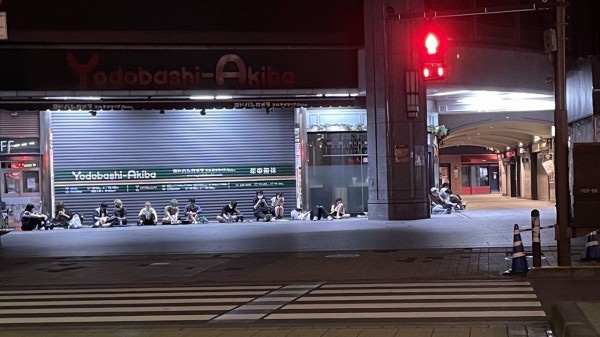 【目撃証言】#ポケカ ヨドバシアキバ前に始発前の深夜3時ごろから徹夜組100人待機列 台風でも並んでる8/13 #秋葉原 【目撃証言】#ポケカ ヨドバシアキバ前に始発前の深夜3時ごろから徹夜組100人待機列 台風でも並んでる8/13 #秋葉原