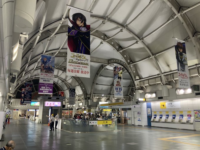 国際展示場駅の吊り下げ広告はコードギアス、ラブライブ、テニスの王子様、転スラ、ガンダム、あんスタ、ブルーロックなど。改札