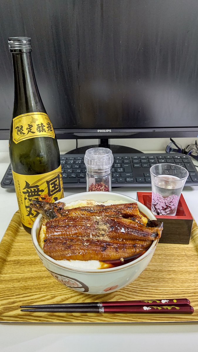 test ツイッターメディア - 【44杯目】国士無双（日本酒）
北海道の旭川市にある高砂酒造で製造されている日本酒。
まろやかで芳醇な香りがあり、口当たりがよく飲みやすい一杯。
今回は味が強いウナギと合わせたが、薄味のものでも良さそう。多種多様な組み合わせに可能性を感じる。
#アラフォー社畜の酒飲み https://t.co/a3bQAEuukp