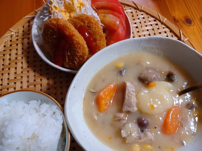 今夜の #おうちごはん は昨夜仕込んだ豚肉とキノコのシチューコロッケとトマト白米冷凍のパンもあったけど、新米を早く炊きた 今夜の #おうちごはん は昨夜仕込んだ豚肉とキノコのシチューコロッケとトマト白米冷凍のパンもあったけど、新米を早く炊きた