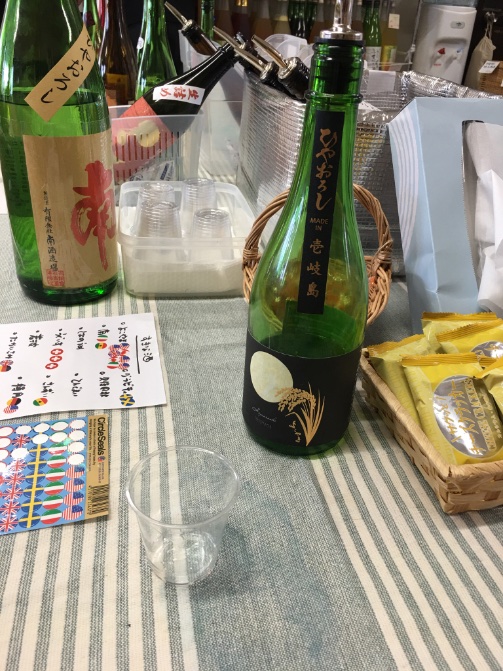test ツイッターメディア - 本日は、酒が切れたので、松本酒店さんのひやおろし試飲会に行って参りました…ッ‼️
流石にどれもこれも美味しかったので、一通りは呑んでしまった奴でありますが、ちょっと印象に残った奴をご紹介。
まずは長崎は重家酒造でよこやまシルバー。フルーティさと旨味のバランスが良い綺麗なお酒。
#日本酒 https://t.co/wItL6h28Om