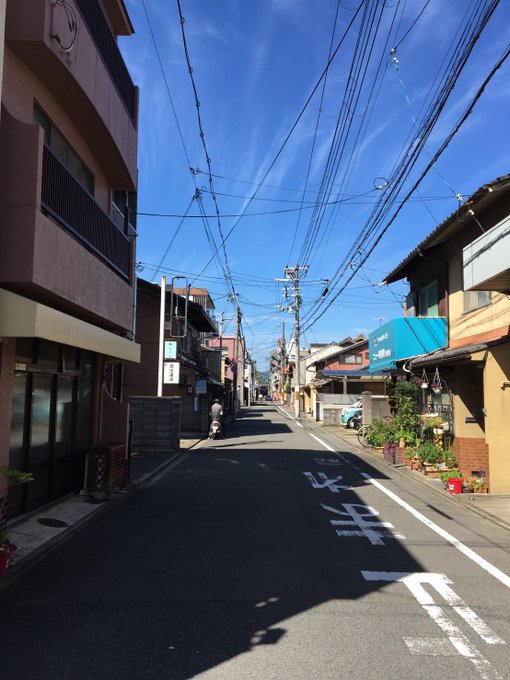 京都鉄道博物館への道のりで猪熊通りを通りました。細めの生活用道路と言う感じの印象です。京都はきんいろモザイクのキャラクタ 京都鉄道博物館への道のりで猪熊通りを通りました。細めの生活用道路と言う感じの印象です。京都はきんいろモザイクのキャラクタ