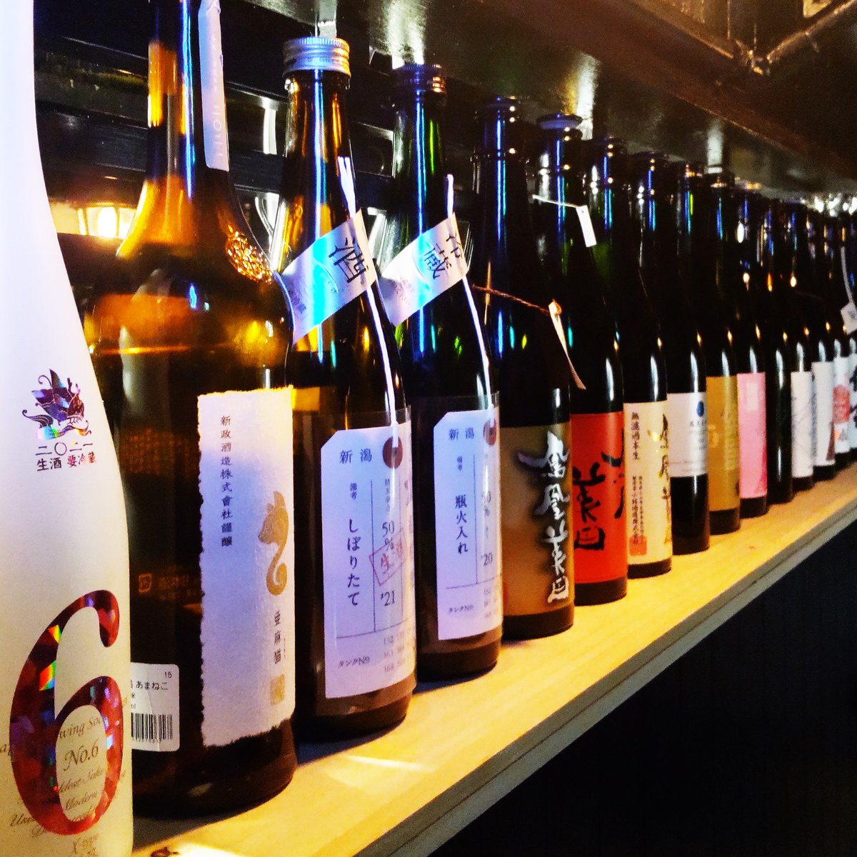 test ツイッターメディア - 店舗入り口に棚を増設して日本酒を並べました。

空き瓶をディスプレイに活かす。これこそがSDGsです（絶対違う）

 #日本酒初心者 #日本酒バー #サケシケン #雰囲気のいいバー #すすきのバー #日本酒が飲める店 #二次会バー #希少酒 #新政 #フルーティー #二次会 https://t.co/RwTUiikOtj