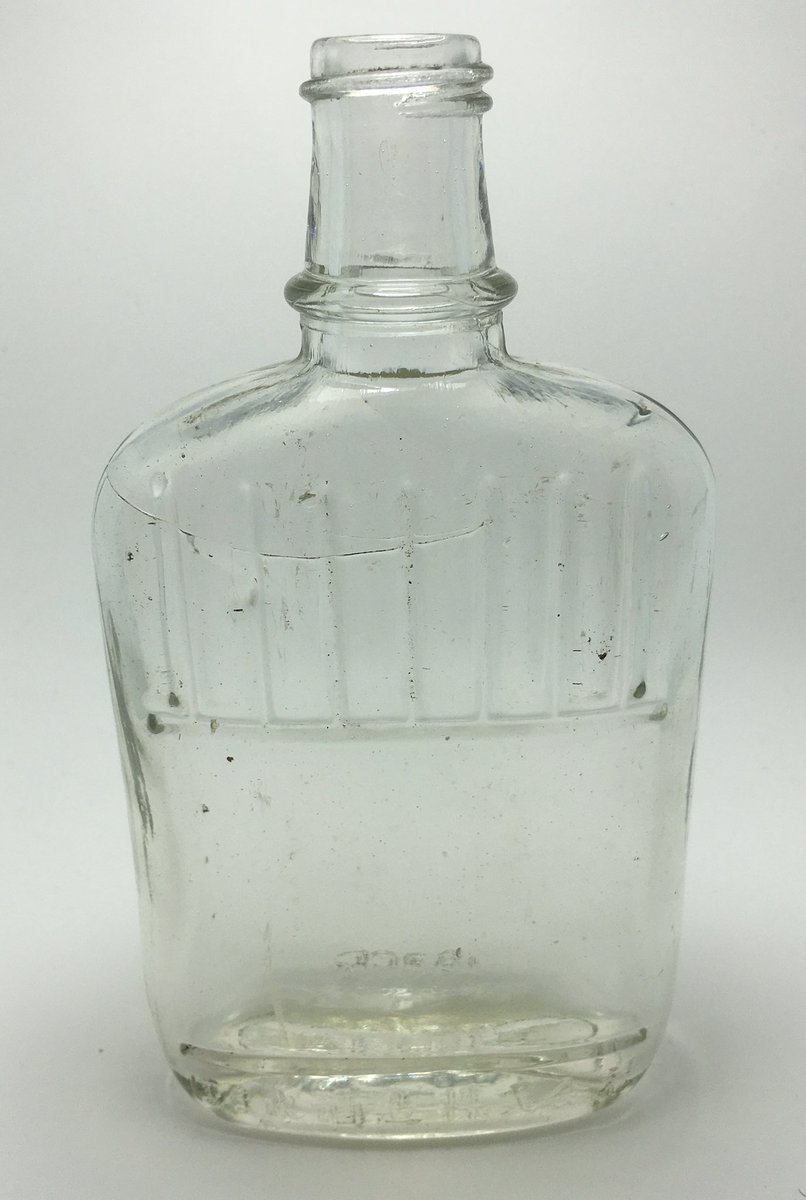 test ツイッターメディア - ほまれ酒造株式会社様のガラス瓶。外面には「SHOSUKE」、「ほまれ酒造株式会社」、「180cc」のエンボスが確認できます。瓶の形はウイスキーのポケットボトルに似ますが… https://t.co/J5J8bXGqKF
