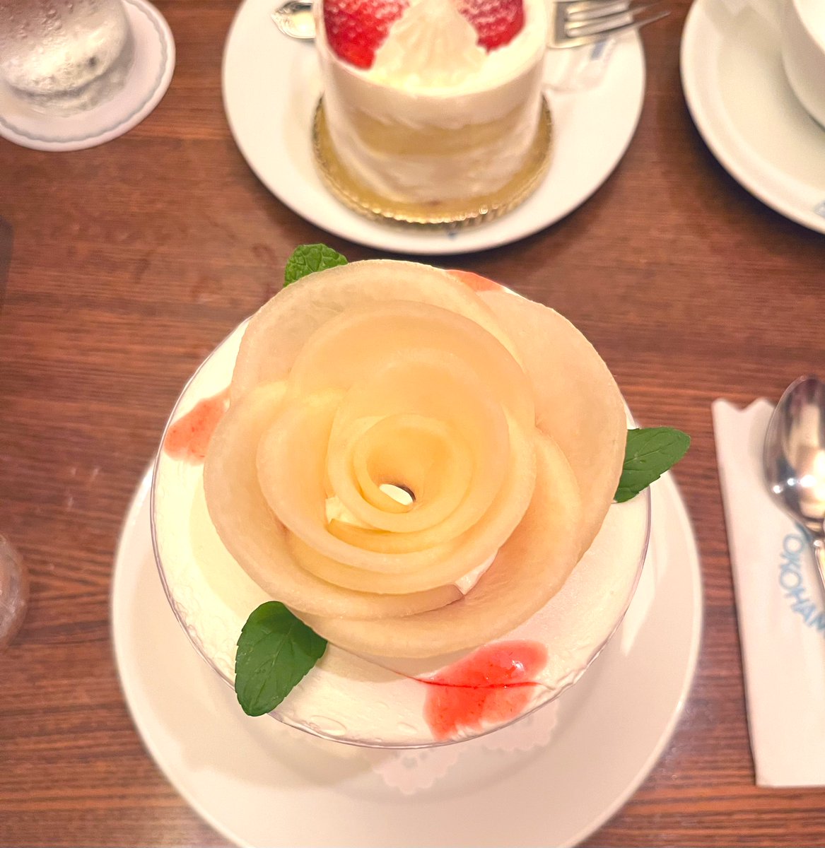 test ツイッターメディア - 横浜・馬車道十番館で。桃が薔薇の花のように飾られたパフェ可愛かったな〜。建物や内装のステンドグラスなどもとっても素敵だった。
#純喫茶コレクション https://t.co/KvNpS7lBhJ
