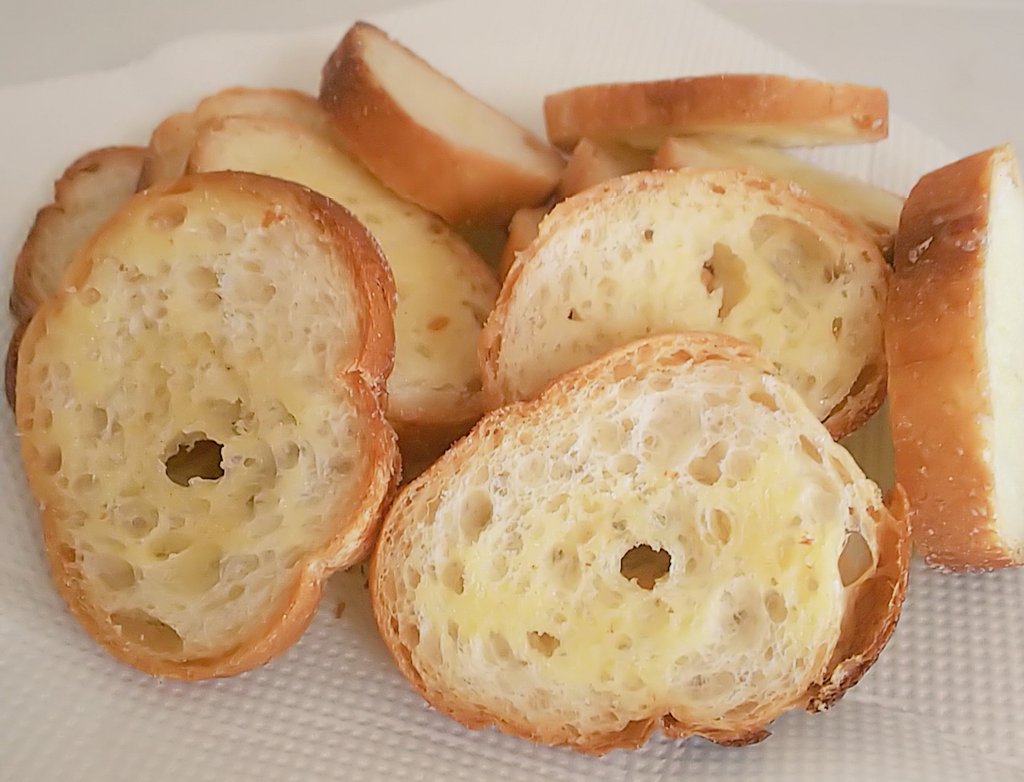 test ツイッターメディア - 従姉妹のパン屋のさんの
フランスパンを使って手作りラスク🥖✨

サクサクおいしいけど
味の決め手にかける…🤔

#手作りお菓子 https://t.co/iHUPiWuSJP