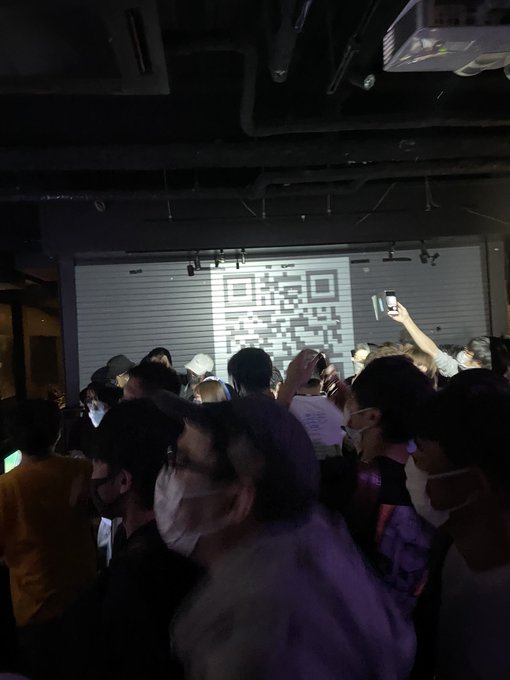QRコード読み込んだらハンドシェイカーで笑ってる #FES2022#Eアニメ QRコード読み込んだらハンドシェイカーで笑ってる #FES2022#Eアニメ