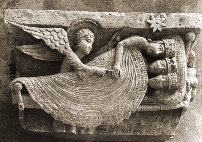 オータン、サン・ラザール大聖堂(フランス)「眠るマギへのお告げ」の柱頭彫刻（1220～35年頃）。ロマネスクの聖堂のカワ