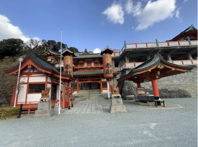 アニメ「#いなりこんこん恋いろは」10話に高橋稲荷神社が登場しているにゃ。提灯や境内が忠実に再現してあるけん、観てみらに アニメ「#いなりこんこん恋いろは」10話に高橋稲荷神社が登場しているにゃ。提灯や境内が忠実に再現してあるけん、観てみらに