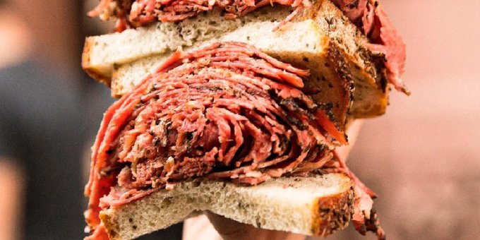 サージス・デリカテッセン & ダイナー自家製の美味しい料理をたっぷりと気前良いの量で提供するマンハッタンのユダヤ サージス・デリカテッセン & ダイナー自家製の美味しい料理をたっぷりと気前良いの量で提供するマンハッタンのユダヤ