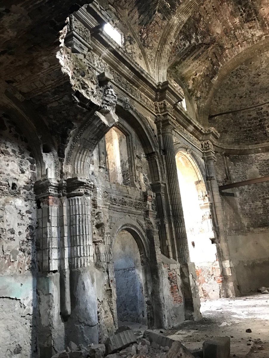 En completa ruina el antiguo templo del hospital para leprosos de San Lázaro....