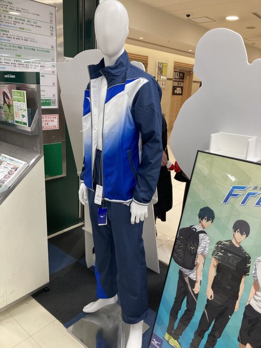 原画展に行ってきたー。Free!は新規絵は多分なかったと思う😐ジャージ飾ってあった！グッズ見てもツルネ推してるなーって感