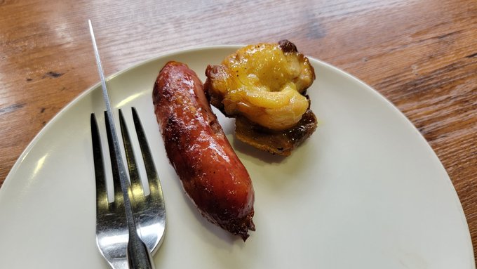 ブラジル料理屋なのでリングイッサ(ウインナー)も出てくる。どうでもいいんですがリングイッサって自分は『のうりん』で初めて ブラジル料理屋なのでリングイッサ(ウインナー)も出てくる。どうでもいいんですがリングイッサって自分は『のうりん』で初めて