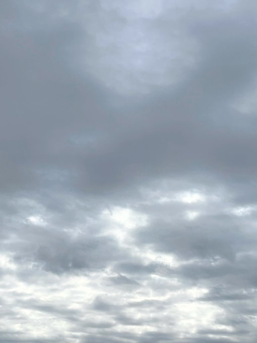 こんにちは✨今の千葉空は雲間より陽光溢るるも更に雲色の層を成しゆくひび割れの隙間より落つる陽をまた雲が覆い包み込む寒空に こんにちは✨今の千葉空は雲間より陽光溢るるも更に雲色の層を成しゆくひび割れの隙間より落つる陽をまた雲が覆い包み込む寒空に
