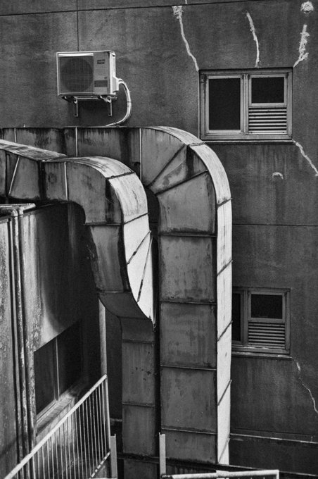 リスト中の作品紹介「Old Duct and Windows」0.03ETH古びたホテルの裏側はダクトが生き物のように伸 リスト中の作品紹介「Old Duct and Windows」0.03ETH古びたホテルの裏側はダクトが生き物のように伸