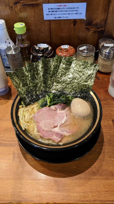 念願の三郷家さんに行ってきました。お店は清潔感があって、店員さんが明るくて親切。そしてラーメン通のハンドレッドさんイチオ 念願の三郷家さんに行ってきました。お店は清潔感があって、店員さんが明るくて親切。そしてラーメン通のハンドレッドさんイチオ