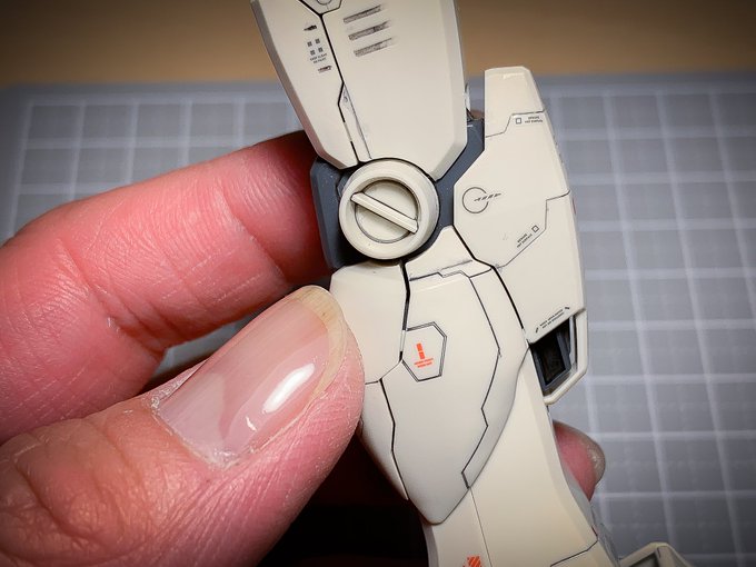 昨夜のMGガンダムさん全然進みませんが、膝周りにデカールを貼りました👍🏻✨#gundam #gunpla #ガンダム # 昨夜のMGガンダムさん全然進みませんが、膝周りにデカールを貼りました👍🏻✨#gundam #gunpla #ガンダム #