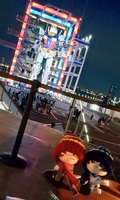 ライオアップされたガンダムとぬいたち♥️寒かったけど、風がなくてよかったよ〜👍♥️最後にみなとみらいの夜景とベイブリッジ ライオアップされたガンダムとぬいたち♥️寒かったけど、風がなくてよかったよ〜👍♥️最後にみなとみらいの夜景とベイブリッジ