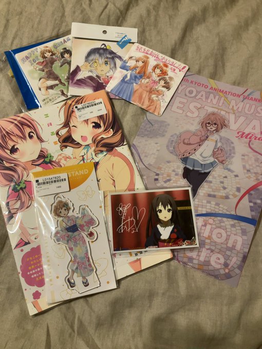 アキバでの戦利品ひなこのーとの三月さんの画集にユーフォニアムと中二恋のコースター、ユーフォニアムの緑ちゃんのアクリルスタ アキバでの戦利品ひなこのーとの三月さんの画集にユーフォニアムと中二恋のコースター、ユーフォニアムの緑ちゃんのアクリルスタ