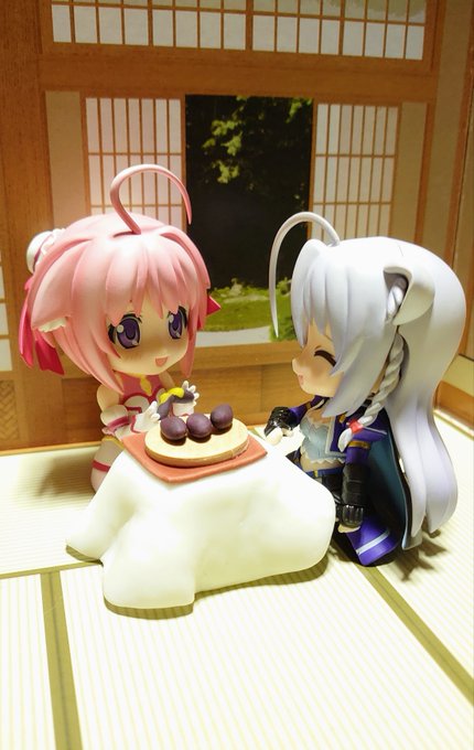 【分け合う温もり】ミルヒ「レオ様一緒に食べましょうね♪」レオ「ミルヒが割ってくれた焼き芋は美味いのう♪」ミルヒ「熱々です 【分け合う温もり】ミルヒ「レオ様一緒に食べましょうね♪」レオ「ミルヒが割ってくれた焼き芋は美味いのう♪」ミルヒ「熱々です