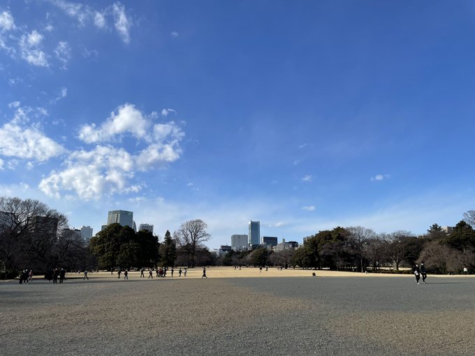 新宿御苑に初めて入ったけど広くてびっくりした。温室とかもあるんすね。言の葉の庭の聖地も回れてヨシ! 新宿御苑に初めて入ったけど広くてびっくりした。温室とかもあるんすね。言の葉の庭の聖地も回れてヨシ!