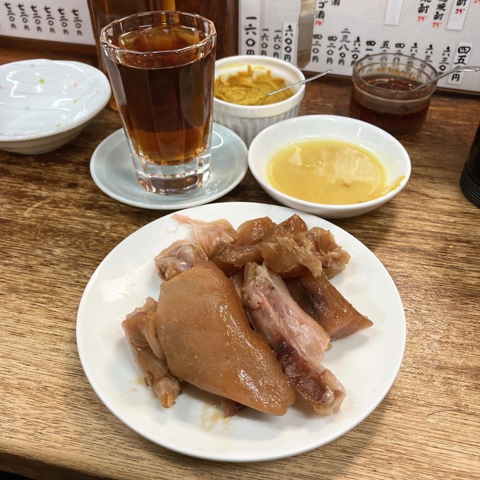 三軒目は狸小路の豚の味珍。遅い時間だったので大半が売り切れだったけど、そのおかげで残っているものを盛り合わせて出してくれ 三軒目は狸小路の豚の味珍。遅い時間だったので大半が売り切れだったけど、そのおかげで残っているものを盛り合わせて出してくれ