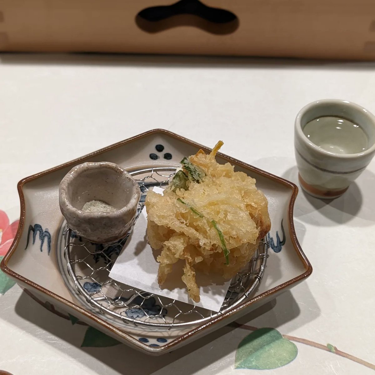 test ツイッターメディア - 夕食の日本酒のサービスは国士無双。
止肴は蟹のグラタン、北海道産のチーズサラダ、貝のかき揚げから一品。
日本酒があるのでかき揚げ。昆布塩でいただきました😋 https://t.co/SYeJ23eQCL