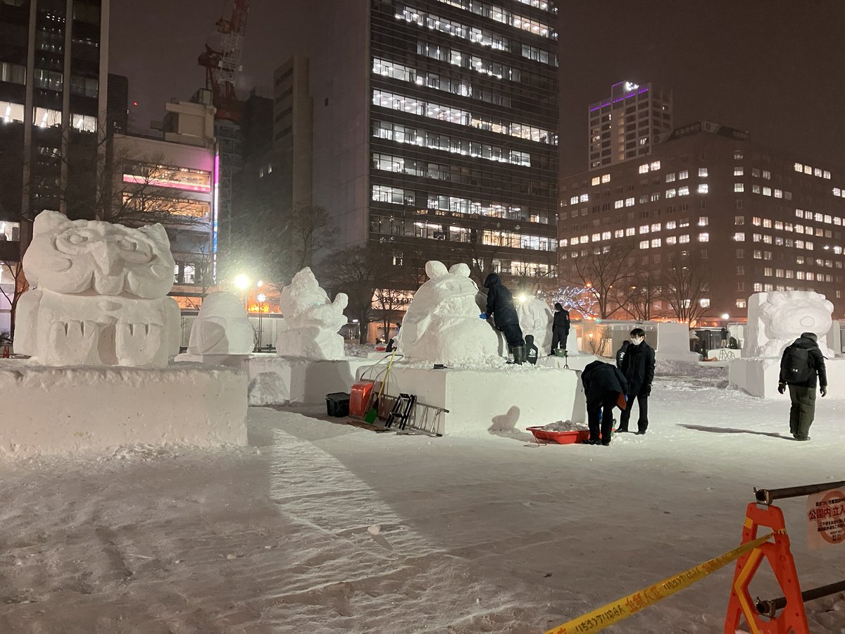 test ツイッターメディア - 今日の大通公園西３丁目
市民雪像の広場

週末に雪像作り開始してたようで
もうかなり形になってた！
雪像って意外とすぐできあがるんだな
小雪像だからか

プログラムもゲットした
期間中は11丁目まで歩いて
報告します🙌

写真4枚目の
白い恋人クッションほしいな😆

雪まつりまであと6日 https://t.co/8OCksoU9K6
