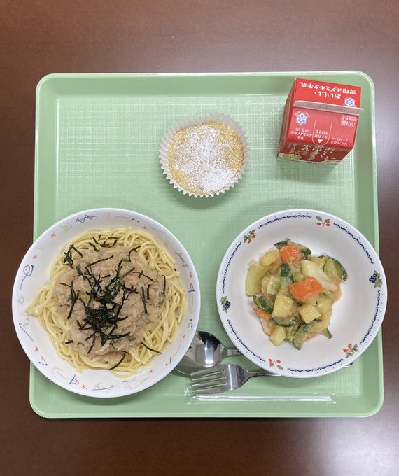 今日の給食は、ツナおろしパスタ、味噌ドレサラダ、スイートポテトケーキです。今日のデザートのスイートポテトケーキは、「おし 今日の給食は、ツナおろしパスタ、味噌ドレサラダ、スイートポテトケーキです。今日のデザートのスイートポテトケーキは、「おし