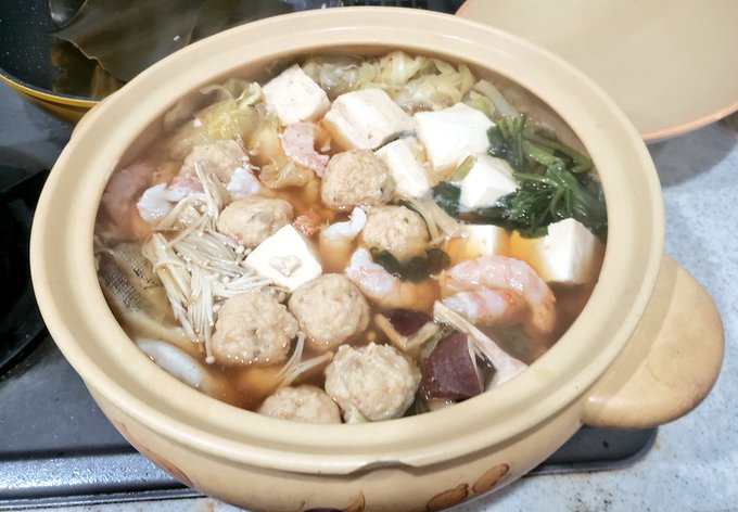 エビが沢山手に入ったのであったか寄せ鍋にしたのだわいつか作ってみたかったからできてうれしい写真のは加熱しきる前#衛宮ごは エビが沢山手に入ったのであったか寄せ鍋にしたのだわいつか作ってみたかったからできてうれしい写真のは加熱しきる前#衛宮ごは