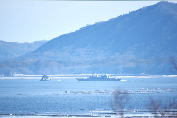陽だまりの海を、海自・艦船が,西から東へと…小さな #安渡島 を抜け,#古鷹山 の眼下から遠ざかっていく👋(目測距離,約 陽だまりの海を、海自・艦船が,西から東へと…小さな #安渡島 を抜け,#古鷹山 の眼下から遠ざかっていく👋(目測距離,約