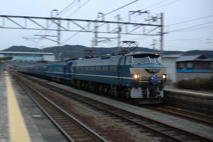 #おまいら15年前何してたよ1列車を撮りに富海駅へ行ってた。これから暫くの間、ここに住み着いてたネコちゃんに魅了され何度 #おまいら15年前何してたよ1列車を撮りに富海駅へ行ってた。これから暫くの間、ここに住み着いてたネコちゃんに魅了され何度