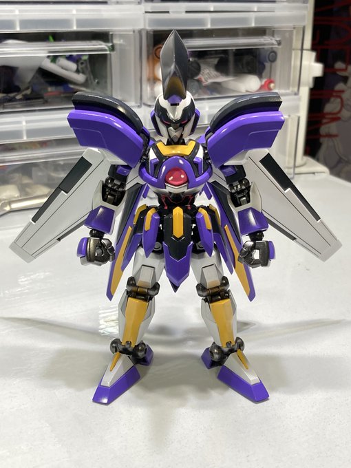 LBX オーディーン 完成しました!顔をメインに全体を改修し、穴埋めや面出し、シャープ化を行いました。塗装は光沢仕上げで LBX オーディーン 完成しました!顔をメインに全体を改修し、穴埋めや面出し、シャープ化を行いました。塗装は光沢仕上げで