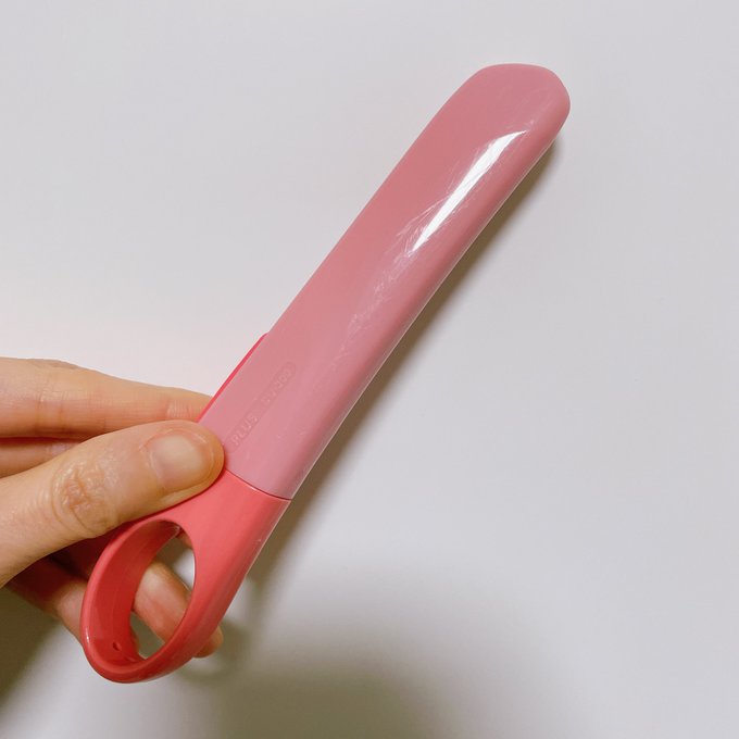 プレゼントしたことを忘れられても健気に荷物を開封するのに今なお使われているカッターはこちらです。← #未確認で進行形 プレゼントしたことを忘れられても健気に荷物を開封するのに今なお使われているカッターはこちらです。← #未確認で進行形