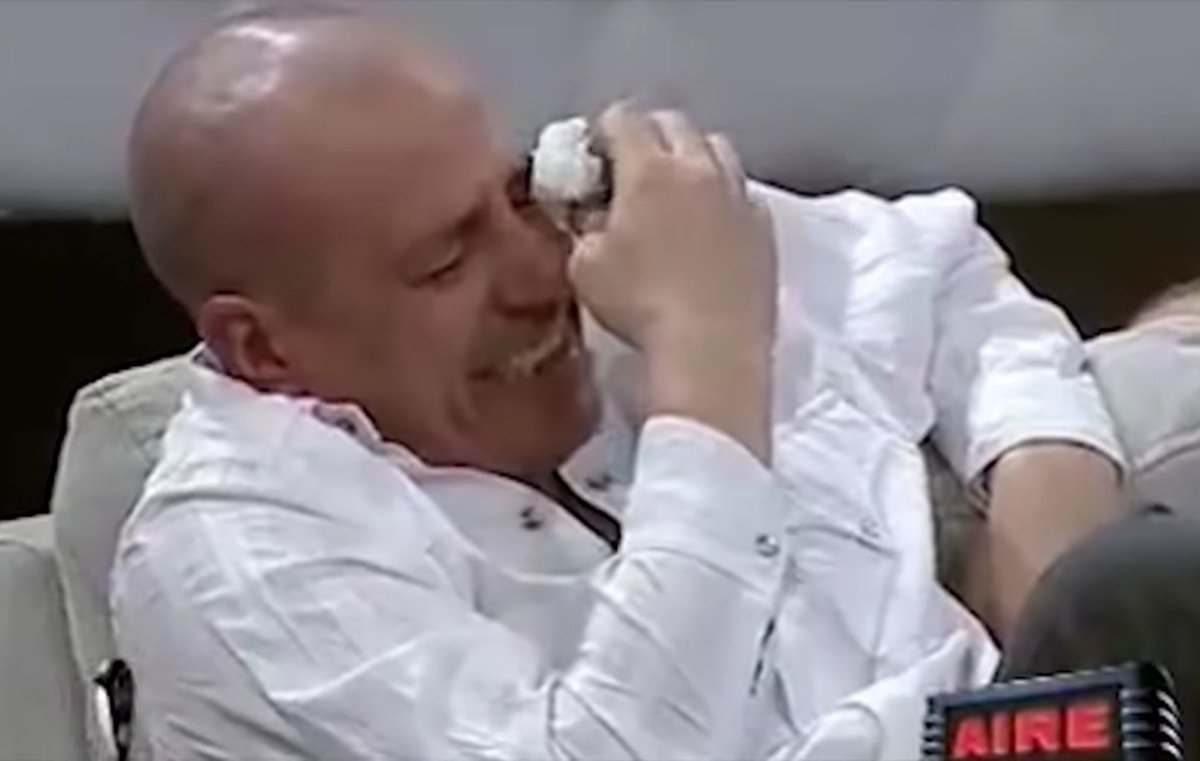 leyendo la parte más fea de nuestra parte de noche mientras mi mamá escucha...