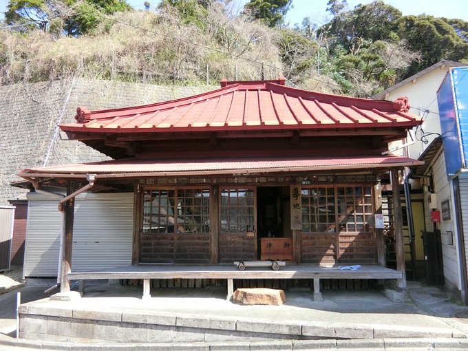 極楽寺駅を俯瞰したところと極楽洞を撮影#鎌倉市#青い花#きみの声をとどけたい 極楽寺駅を俯瞰したところと極楽洞を撮影#鎌倉市#青い花#きみの声をとどけたい