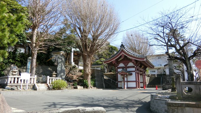 龍口寺に来た藤沢市側だが、鎌倉市との境目に近い。道路軌道併用区間なのか、自動車側も江ノ電側ともに気を遣うようだ。#藤沢市 龍口寺に来た藤沢市側だが、鎌倉市との境目に近い。道路軌道併用区間なのか、自動車側も江ノ電側ともに気を遣うようだ。#藤沢市