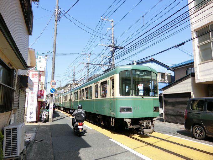 隣駅の腰越駅前(鎌倉市)まで歩いて来た商店街の真っ只中を江ノ電が通ることになる#鎌倉市#青い花#きみの声をとどけたい 隣駅の腰越駅前(鎌倉市)まで歩いて来た商店街の真っ只中を江ノ電が通ることになる#鎌倉市#青い花#きみの声をとどけたい
