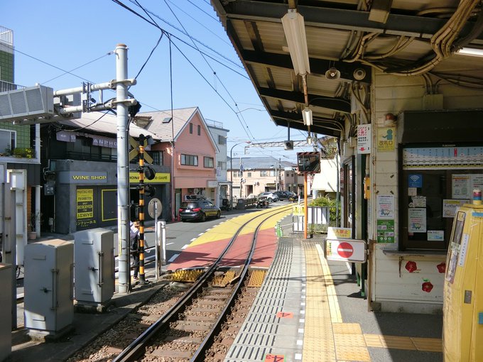 腰越駅から江ノ電に乗り込んだまず鎌倉駅方面に向かう#鎌倉市#青い花#きみの声をとどけたい 腰越駅から江ノ電に乗り込んだまず鎌倉駅方面に向かう#鎌倉市#青い花#きみの声をとどけたい