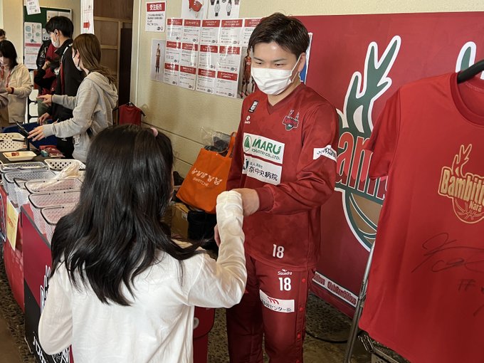 🦌藤澤店長🦌本日のグッズ店長は、サーカスショットをバシバシ決める、#藤澤尚之 選手でした🏀たくさんの方のご来店、ありがと