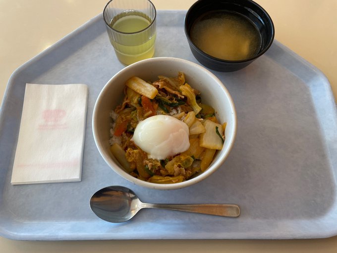 #今日のランチお疲れ様です。温玉豚キムチ丼でした。あと1日頑張れば3連休っ!金曜日に年休頂きました。年度末の不穏さが刻刻 #今日のランチお疲れ様です。温玉豚キムチ丼でした。あと1日頑張れば3連休っ!金曜日に年休頂きました。年度末の不穏さが刻刻